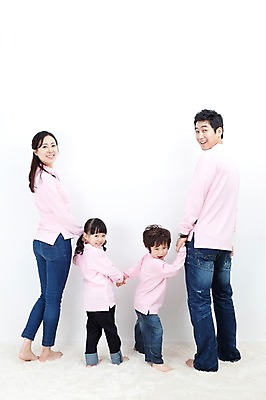 포토 JPG 전신 라이프스타일 여자 남자 딸 행복 아들 어린이 포즈 가족 모션 엄마 실내 사랑 가족애 서기 미소 웃음 누끼 사람 동양인 소년 여러명 성인 라이프 뒷모습 30대 손잡기 카펫 유치원생 기쁨 한국인 자녀 아빠 즐거움 패밀리룩 국내포토 옷 감정 뷰포인트 다수 관계 표정 인종 내부 생활 장년 파일형식