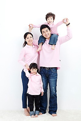 포토 JPG 전신 라이프스타일 여자 남자 딸 행복 아들 어린이 포즈 가족 모션 엄마 실내 사랑 가족애 서기 미소 웃음 누끼 사람 동양인 소년 여러명 성인 라이프 30대 손잡기 카펫 유치원생 기쁨 한국인 자녀 목말 아빠 즐거움 패밀리룩 국내포토 옷 감정 다수 관계 표정 인종 내부 생활 장년 파일형식