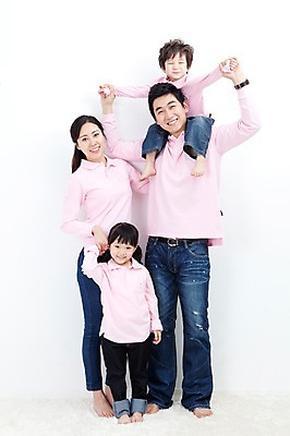 포토 JPG 전신 라이프스타일 여자 남자 딸 행복 아들 어린이 포즈 가족 모션 엄마 실내 사랑 가족애 서기 미소 웃음 누끼 사람 동양인 소년 여러명 성인 라이프 30대 손잡기 카펫 유치원생 기쁨 한국인 자녀 목말 아빠 즐거움 패밀리룩 국내포토 옷 감정 다수 관계 표정 인종 내부 생활 장년 파일형식