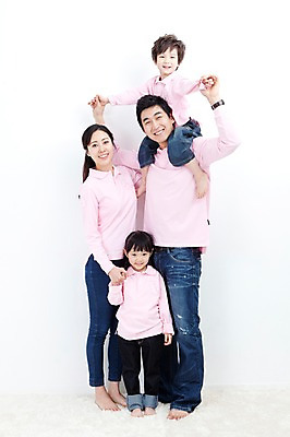 포토 JPG 전신 라이프스타일 여자 남자 딸 행복 아들 어린이 포즈 가족 모션 엄마 실내 사랑 가족애 서기 미소 웃음 누끼 사람 동양인 소년 여러명 성인 라이프 30대 손잡기 카펫 유치원생 기쁨 한국인 자녀 목말 아빠 즐거움 패밀리룩 국내포토 옷 감정 다수 관계 표정 인종 내부 생활 장년 파일형식