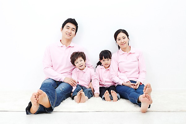 포토 JPG 전신 라이프스타일 여자 남자 딸 행복 아들 어린이 포즈 가족 안기 모션 엄마 실내 사랑 가족애 미소 웃음 누끼 사람 앉기 동양인 소년 여러명 성인 라이프 30대 카펫 유치원생 기쁨 한국인 자녀 아빠 즐거움 패밀리룩 국내포토 옷 감정 다수 관계 표정 인종 내부 생활 장년 파일형식