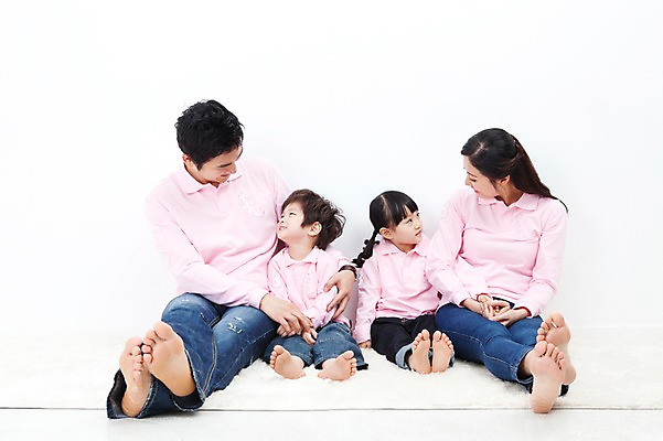 포토 JPG 전신 라이프스타일 여자 남자 딸 행복 아들 어린이 포즈 가족 안기 모션 엄마 실내 사랑 가족애 미소 웃음 누끼 사람 앉기 동양인 소년 여러명 성인 라이프 30대 카펫 유치원생 기쁨 한국인 자녀 아빠 즐거움 패밀리룩 국내포토 옷 감정 다수 관계 표정 인종 내부 생활 장년 파일형식