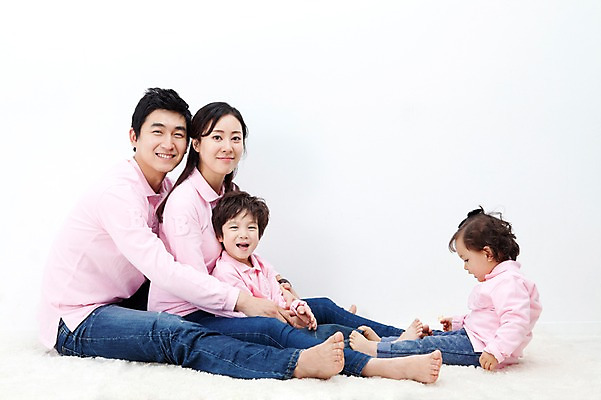 포토 JPG 전신 라이프스타일 여자 남자 딸 행복 아들 어린이 포즈 가족 안기 모션 엄마 실내 사랑 가족애 미소 웃음 들기 누끼 사람 앉기 동양인 소년 여러명 성인 라이프 30대 카펫 유치원생 기쁨 한국인 자녀 아기 아빠 즐거움 패밀리룩 국내포토 옷 감정 다수 관계 표정 인종 내부 생활 장년 파일형식