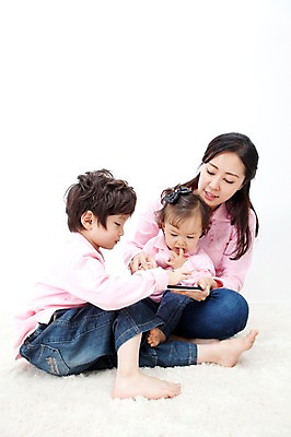 포토 JPG 전신 라이프스타일 응시 여자 남자 딸 행복 아들 어린이 포즈 가족 안기 모션 엄마 실내 사랑 가족애 미소 웃음 들기 누끼 사람 앉기 동양인 소년 성인 라이프 세명 30대 태블릿 카펫 유치원생 기쁨 한국인 자녀 아기 즐거움 패밀리룩 국내포토 시선 옷 감정 관계 표정 인종 내부 생활 장년 전자제품 스마트기기 파일형식