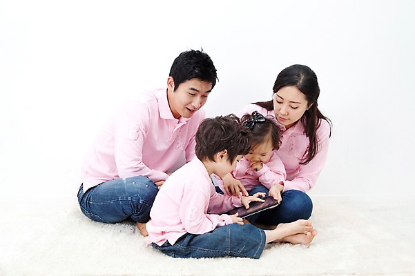 포토 JPG 전신 라이프스타일 응시 여자 남자 딸 행복 아들 어린이 포즈 가족 안기 모션 엄마 실내 사랑 가족애 미소 웃음 들기 누끼 사람 앉기 동양인 소년 여러명 성인 라이프 30대 태블릿 카펫 유치원생 기쁨 한국인 자녀 아기 아빠 즐거움 패밀리룩 국내포토 시선 옷 감정 다수 관계 표정 인종 내부 생활 장년 전자제품 스마트기기 파일형식