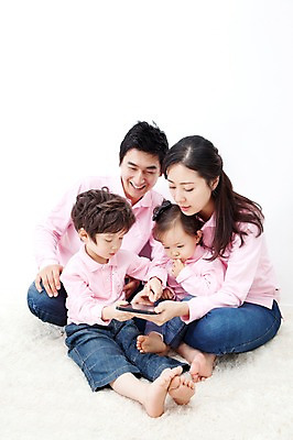 포토 JPG 전신 라이프스타일 응시 여자 남자 딸 행복 아들 어린이 포즈 가족 안기 모션 엄마 실내 사랑 가족애 미소 웃음 들기 누끼 사람 앉기 동양인 소년 여러명 성인 라이프 30대 태블릿 카펫 유치원생 기쁨 한국인 자녀 아기 아빠 즐거움 패밀리룩 국내포토 시선 옷 감정 다수 관계 표정 인종 내부 생활 장년 전자제품 스마트기기 파일형식