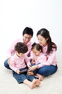 포토 JPG 전신 라이프스타일 응시 여자 남자 딸 행복 아들 어린이 포즈 가족 안기 모션 엄마 실내 사랑 가족애 미소 웃음 들기 누끼 사람 앉기 동양인 소년 여러명 성인 라이프 30대 태블릿 카펫 유치원생 기쁨 한국인 자녀 아기 아빠 즐거움 패밀리룩 국내포토 시선 옷 감정 다수 관계 표정 인종 내부 생활 장년 전자제품 스마트기기 파일형식