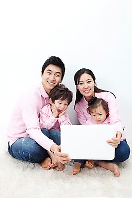 포토 JPG 전신 라이프스타일 여자 남자 딸 행복 아들 어린이 포즈 가족 안기 모션 엄마 실내 사랑 가족애 미소 웃음 들기 누끼 사람 앉기 동양인 소년 여러명 성인 라이프 30대 노트북 컴퓨터 카펫 유치원생 기쁨 한국인 자녀 아기 아빠 즐거움 패밀리룩 국내포토 옷 감정 다수 관계 표정 인종 내부 생활 장년 전자제품 파일형식