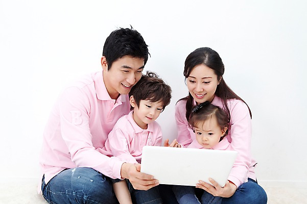 포토 JPG 라이프스타일 응시 여자 남자 딸 행복 아들 어린이 포즈 가족 안기 모션 엄마 실내 사랑 가족애 미소 웃음 들기 누끼 사람 앉기 동양인 소년 여러명 성인 라이프 30대 노트북 컴퓨터 유치원생 기쁨 한국인 자녀 아기 아빠 즐거움 패밀리룩 국내포토 시선 옷 감정 다수 관계 표정 인종 내부 생활 장년 전자제품 파일형식