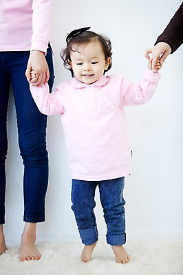 포토 JPG 전신 라이프스타일 여자 딸 포즈 가족 모션 엄마 실내 서기 미소 웃음 누끼 사람 동양인 성인 라이프 30대 손잡기 카펫 한국인 자녀 아기 패밀리룩 여자만 국내포토 옷 관계 표정 인종 내부 생활 장년 파일형식