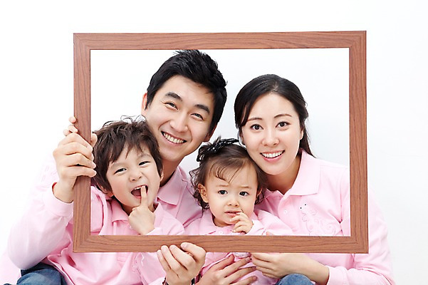 포토 JPG 라이프스타일 여자 남자 딸 행복 아들 어린이 포즈 액자 가족 안기 모션 엄마 프레임 실내 사랑 가족애 틀 미소 웃음 들기 누끼 사람 앉기 동양인 소년 여러명 상반신 성인 라이프 30대 유치원생 기쁨 한국인 자녀 아기 아빠 즐거움 가족사진 패밀리룩 국내포토 옷 감정 다수 관계 표정 인종 내부 생활 장년 파일형식 단체사진