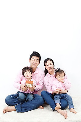 포토 JPG 전신 라이프스타일 여자 남자 딸 행복 아들 어린이 포즈 가족 안기 모션 엄마 주택 실내 사랑 가족애 미소 웃음 들기 누끼 사람 앉기 동양인 소년 여러명 성인 라이프 30대 모형 카펫 유치원생 기쁨 미니어처 한국인 자녀 아기 아빠 재테크 즐거움 내집마련 패밀리룩 국내포토 옷 감정 다수 관계 부동산 표정 인종 내부 건물 생활 장년 금융 파일형식