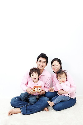 포토 JPG 전신 라이프스타일 여자 남자 딸 행복 아들 어린이 포즈 가족 안기 모션 엄마 주택 실내 사랑 가족애 미소 웃음 들기 누끼 사람 앉기 동양인 소년 여러명 성인 라이프 30대 모형 카펫 유치원생 기쁨 미니어처 한국인 자녀 아기 아빠 재테크 즐거움 내집마련 패밀리룩 국내포토 옷 감정 다수 관계 부동산 표정 인종 내부 건물 생활 장년 금융 파일형식