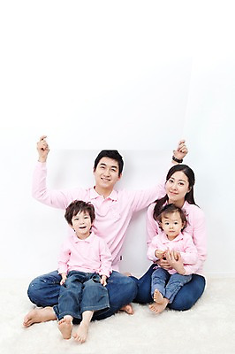 포토 JPG 전신 라이프스타일 여자 남자 딸 행복 아들 어린이 포즈 가족 안기 모션 엄마 안내 알림판 실내 사랑 가족애 미소 웃음 들기 누끼 사람 앉기 동양인 소년 여러명 성인 라이프 30대 카펫 유치원생 기쁨 한국인 자녀 아기 아빠 알림 즐거움 패밀리룩 국내포토 옷 감정 다수 관계 표정 인종 내부 생활 장년 파일형식