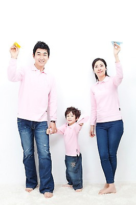 포토 JPG 전신 라이프스타일 여자 남자 행복 아들 어린이 포즈 가족 모션 엄마 날리기 실내 사랑 가족애 서기 미소 웃음 들기 누끼 사람 동양인 소년 성인 라이프 세명 30대 손잡기 희망 카펫 유치원생 기쁨 한국인 자녀 아빠 종이비행기 즐거움 패밀리룩 국내포토 옷 감정 관계 표정 인종 내부 생활 장년 종이접기 파일형식