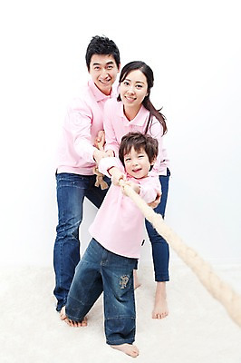 포토 JPG 전신 라이프스타일 여자 남자 행복 아들 어린이 포즈 가족 모션 놀이 엄마 실내 사랑 가족애 서기 미소 웃음 들기 누끼 사람 동양인 소년 성인 라이프 세명 30대 경쟁 카펫 유치원생 기쁨 한국인 자녀 아빠 즐거움 줄다리기 패밀리룩 국내포토 옷 감정 컨셉 관계 표정 인종 내부 생활 장년 파일형식