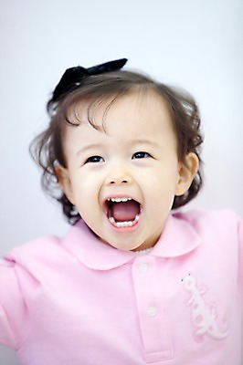 포토 JPG 라이프스타일 여자 딸 실내 한명 서기 미소 웃음 누끼 사람 동양인 상반신 한국인 자녀 아기 패밀리룩 여자만 여자한명만 아기만 여자아기만 여자아기한명만 국내포토 1 옷 가족 모션 표정 인종 내부 생활 파일형식