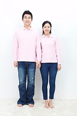 포토 JPG 전신 라이프스타일 부부 커플 여자 남자 포즈 모션 엄마 실내 서기 미소 웃음 누끼 사람 동양인 성인 두명 라이프 30대 손잡기 카펫 한국인 아빠 패밀리룩 장년만 성인만 국내포토 옷 가족 관계 표정 인종 내부 생활 장년 파일형식