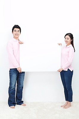 포토 JPG 전신 라이프스타일 부부 커플 여자 남자 포즈 모션 엄마 안내 알림판 실내 서기 미소 웃음 들기 누끼 사람 동양인 성인 두명 라이프 30대 카펫 한국인 아빠 알림 패밀리룩 장년만 성인만 국내포토 옷 가족 관계 표정 인종 내부 생활 장년 파일형식