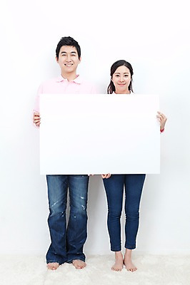 포토 JPG 전신 라이프스타일 부부 커플 여자 남자 포즈 모션 엄마 안내 알림판 실내 서기 미소 웃음 들기 누끼 사람 동양인 성인 두명 라이프 30대 카펫 한국인 아빠 알림 패밀리룩 장년만 성인만 국내포토 옷 가족 관계 표정 인종 내부 생활 장년 파일형식