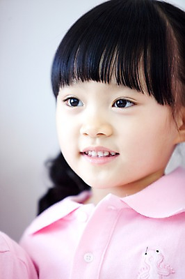 포토 JPG 라이프스타일 여자 딸 어린이 실내 한명 서기 미소 웃음 누끼 사람 동양인 상반신 유치원생 한국인 자녀 패밀리룩 여자만 여자한명만 어린이만 소녀한명만 국내포토 1 옷 가족 모션 표정 인종 내부 생활 소녀만 파일형식