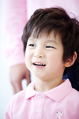 포토 JPG 라이프스타일 남자 아들 어린이 가족 실내 서기 미소 웃음 누끼 사람 동양인 소년 상반신 두명 라이프 유치원생 한국인 자녀 패밀리룩 남자만 어린이만 국내포토 옷 관계 모션 표정 인종 내부 생활 파일형식