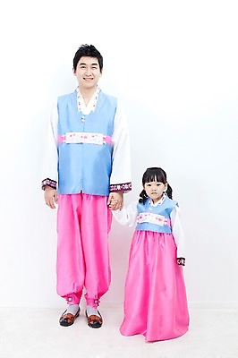 포토 JPG 전신 한국문화 한국전통 전통 라이프스타일 여자 명절 남자 딸 문화 어린이 가족 한국 실내 사랑 가족애 서기 미소 웃음 누끼 사람 동양인 소년 성인 두명 라이프 30대 설날 추석 손잡기 한국인 자녀 아빠 전통의상 한복 부녀 국내포토 동양문화 기념일 감정 아시아 관계 모션 표정 인종 내부 생활 장년 파일형식