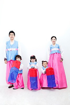 포토 JPG 전신 한국문화 한국전통 전통 라이프스타일 여자 명절 남자 딸 행복 문화 아들 어린이 가족 엄마 전통소품 한국 실내 사랑 가족애 서기 미소 웃음 들기 누끼 사람 동양인 소년 여러명 성인 라이프 30대 설날 추석 손잡기 유치원생 기쁨 한국인 자녀 아기 아빠 전통의상 한복 즐거움 청사초롱 다자녀 국내포토 동양문화 기념일 감정 아시아 다수 관계 모션 표정 인종 내부 생활 장년 오브젝트 초롱 파일형식