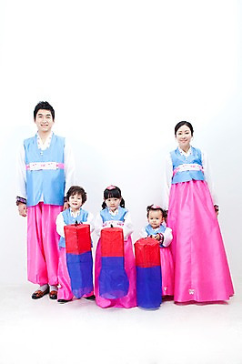 포토 JPG 전신 한국문화 한국전통 전통 라이프스타일 여자 명절 남자 딸 행복 문화 아들 어린이 가족 엄마 전통소품 한국 실내 사랑 가족애 서기 미소 웃음 들기 누끼 사람 동양인 소년 여러명 성인 라이프 30대 설날 추석 손잡기 유치원생 기쁨 한국인 자녀 아기 아빠 전통의상 한복 즐거움 청사초롱 다자녀 국내포토 동양문화 기념일 감정 아시아 다수 관계 모션 표정 인종 내부 생활 장년 오브젝트 초롱 파일형식