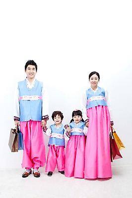 포토 JPG 전신 한국문화 한국전통 전통 라이프스타일 여자 명절 남자 딸 행복 문화 아들 어린이 가족 엄마 한국 실내 선물 사랑 가족애 서기 미소 웃음 들기 누끼 사람 동양인 소년 여러명 성인 라이프 30대 설날 쇼핑백 추석 손잡기 유치원생 기쁨 한국인 자녀 아빠 전통의상 한복 즐거움 추석선물 설선물 국내포토 동양문화 기념일 감정 아시아 다수 가방 관계 모션 표정 인종 내부 생활 장년 파일형식 명절선물