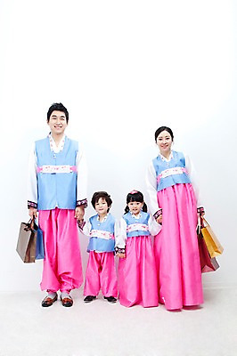 포토 JPG 전신 한국문화 한국전통 전통 라이프스타일 여자 명절 남자 딸 행복 문화 아들 어린이 가족 엄마 한국 실내 선물 사랑 가족애 서기 미소 웃음 들기 누끼 사람 동양인 소년 여러명 성인 라이프 30대 설날 쇼핑백 추석 손잡기 유치원생 기쁨 한국인 자녀 아빠 전통의상 한복 즐거움 추석선물 설선물 국내포토 동양문화 기념일 감정 아시아 다수 가방 관계 모션 표정 인종 내부 생활 장년 파일형식 명절선물