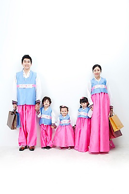 포토 JPG 전신 한국문화 한국전통 전통 라이프스타일 여자 명절 남자 딸 행복 문화 아들 어린이 가족 엄마 한국 실내 선물 사랑 가족애 서기 미소 웃음 들기 누끼 사람 동양인 소년 여러명 성인 라이프 30대 설날 쇼핑백 추석 손잡기 유치원생 기쁨 한국인 자녀 아기 아빠 전통의상 한복 즐거움 다자녀 추석선물 설선물 국내포토 동양문화 기념일 감정 아시아 다수 가방 관계 모션 표정 인종 내부 생활 장년 파일형식 명절선물