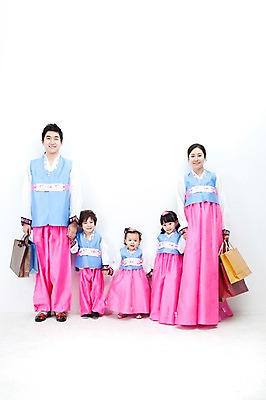 포토 JPG 전신 한국문화 한국전통 전통 라이프스타일 여자 명절 남자 딸 행복 문화 아들 어린이 가족 엄마 한국 실내 선물 사랑 가족애 서기 미소 웃음 들기 누끼 사람 동양인 소년 여러명 성인 라이프 30대 설날 쇼핑백 추석 손잡기 유치원생 기쁨 한국인 자녀 아기 아빠 전통의상 한복 즐거움 다자녀 추석선물 설선물 국내포토 동양문화 기념일 감정 아시아 다수 가방 관계 모션 표정 인종 내부 생활 장년 파일형식 명절선물