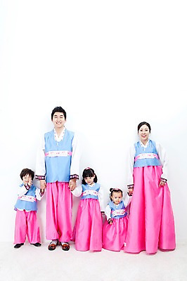포토 JPG 전신 한국문화 한국전통 전통 라이프스타일 여자 명절 남자 딸 행복 문화 아들 어린이 가족 엄마 한국 실내 사랑 가족애 서기 미소 웃음 누끼 사람 동양인 소년 여러명 성인 라이프 30대 설날 추석 손잡기 유치원생 기쁨 한국인 자녀 아기 아빠 전통의상 한복 즐거움 다자녀 국내포토 동양문화 기념일 감정 아시아 다수 관계 모션 표정 인종 내부 생활 장년 파일형식
