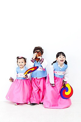 포토 JPG 전신 한국문화 한국전통 전통 라이프스타일 여자 명절 남자 딸 행복 문화 아들 어린이 가족 전통소품 한국 실내 사랑 가족애 서기 미소 웃음 들기 누끼 사람 동양인 소년 라이프 세명 설날 추석 유치원생 기쁨 한국인 자녀 아기 부채 전통의상 한복 즐거움 탈 다자녀 국내포토 동양문화 기념일 감정 아시아 관계 모션 표정 가면 인종 내부 생활 오브젝트 파일형식
