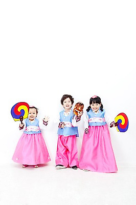 포토 JPG 전신 한국문화 한국전통 전통 라이프스타일 여자 명절 남자 딸 행복 문화 아들 어린이 가족 전통소품 한국 실내 사랑 가족애 서기 미소 웃음 들기 누끼 사람 동양인 소년 라이프 세명 설날 추석 유치원생 기쁨 한국인 자녀 아기 부채 전통의상 한복 즐거움 탈 다자녀 국내포토 동양문화 기념일 감정 아시아 관계 모션 표정 가면 인종 내부 생활 오브젝트 파일형식