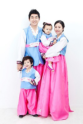 포토 JPG 전신 한국문화 한국전통 전통 라이프스타일 여자 명절 남자 딸 행복 문화 아들 어린이 가족 안기 엄마 한국 실내 사랑 가족애 서기 미소 웃음 누끼 사람 동양인 소년 여러명 성인 라이프 30대 설날 추석 유치원생 기쁨 한국인 자녀 아기 아빠 전통의상 한복 즐거움 국내포토 동양문화 기념일 감정 아시아 다수 관계 모션 표정 인종 내부 생활 장년 파일형식