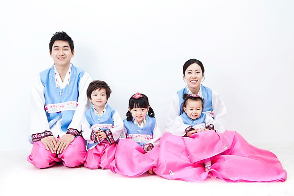 포토 JPG 전신 한국문화 한국전통 전통 라이프스타일 여자 명절 남자 딸 행복 문화 아들 어린이 가족 엄마 한국 실내 사랑 가족애 미소 웃음 누끼 사람 앉기 동양인 소년 여러명 성인 라이프 30대 설날 추석 유치원생 기쁨 한국인 자녀 아기 아빠 전통의상 한복 즐거움 다자녀 국내포토 동양문화 기념일 감정 아시아 다수 관계 모션 표정 인종 내부 생활 장년 파일형식