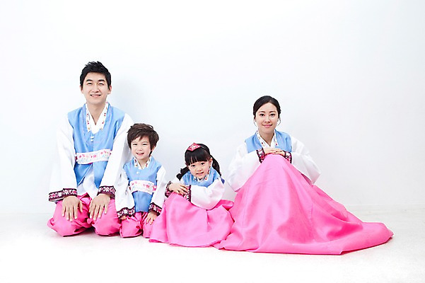 포토 JPG 전신 한국문화 한국전통 전통 라이프스타일 여자 명절 남자 딸 행복 문화 아들 어린이 가족 엄마 한국 실내 사랑 가족애 미소 웃음 누끼 사람 앉기 동양인 소년 여러명 성인 라이프 30대 설날 추석 유치원생 기쁨 한국인 새해인사 자녀 인사 절 아빠 전통의상 한복 즐거움 세배 국내포토 동양문화 기념일 감정 아시아 다수 관계 모션 새해 표정 인종 내부 생활 장년 예절 절_인사 파일형식