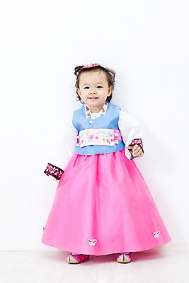 포토 JPG 전신 한국문화 한국전통 전통 라이프스타일 여자 명절 딸 문화 어린이 한국 실내 한명 서기 미소 웃음 누끼 사람 동양인 설날 추석 한국인 자녀 전통의상 한복 여자만 여자한명만 어린이만 소녀한명만 국내포토 1 동양문화 기념일 아시아 가족 모션 표정 인종 내부 생활 소녀만 파일형식