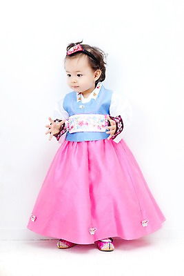 포토 JPG 전신 한국문화 한국전통 전통 라이프스타일 여자 명절 딸 문화 어린이 한국 실내 한명 서기 미소 웃음 누끼 사람 동양인 설날 추석 한국인 자녀 전통의상 한복 여자만 여자한명만 어린이만 소녀한명만 국내포토 1 동양문화 기념일 아시아 가족 모션 표정 인종 내부 생활 소녀만 파일형식