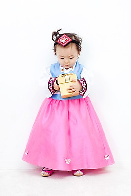 포토 JPG 전신 한국문화 한국전통 전통 라이프스타일 여자 명절 딸 문화 어린이 한국 실내 한명 서기 미소 웃음 들기 누끼 사람 동양인 설날 추석 한국인 자녀 전통의상 한복 여자만 여자한명만 어린이만 소녀한명만 국내포토 1 동양문화 기념일 아시아 가족 모션 표정 인종 내부 생활 소녀만 파일형식