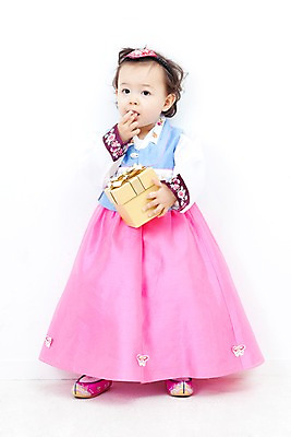 포토 JPG 전신 한국문화 한국전통 전통 라이프스타일 여자 명절 딸 문화 어린이 한국 실내 한명 서기 미소 웃음 들기 누끼 사람 동양인 설날 추석 한국인 자녀 전통의상 한복 여자만 여자한명만 어린이만 소녀한명만 국내포토 1 동양문화 기념일 아시아 가족 모션 표정 인종 내부 생활 소녀만 파일형식