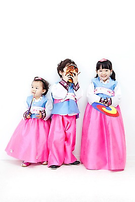 포토 JPG 전신 한국문화 한국전통 전통 라이프스타일 여자 명절 남자 딸 행복 문화 아들 어린이 가족 전통소품 한국 실내 사랑 가족애 서기 미소 웃음 들기 누끼 사람 동양인 소년 라이프 세명 설날 추석 유치원생 기쁨 한국인 자녀 아기 부채 전통의상 한복 즐거움 탈 국내포토 동양문화 기념일 감정 아시아 관계 모션 표정 가면 인종 내부 생활 오브젝트 파일형식