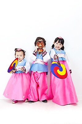 포토 JPG 전신 한국문화 한국전통 전통 라이프스타일 여자 명절 남자 딸 행복 문화 아들 어린이 가족 전통소품 한국 실내 사랑 가족애 서기 미소 웃음 들기 누끼 사람 동양인 소년 라이프 세명 설날 추석 유치원생 기쁨 한국인 자녀 아기 부채 전통의상 한복 즐거움 탈 국내포토 동양문화 기념일 감정 아시아 관계 모션 표정 가면 인종 내부 생활 오브젝트 파일형식