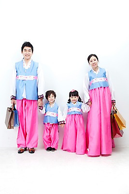 포토 JPG 전신 한국문화 한국전통 전통 라이프스타일 여자 명절 남자 딸 행복 문화 아들 어린이 가족 엄마 한국 실내 선물 사랑 가족애 서기 미소 웃음 들기 누끼 사람 동양인 소년 여러명 성인 라이프 30대 설날 쇼핑백 추석 손잡기 유치원생 기쁨 한국인 자녀 아빠 전통의상 한복 즐거움 추석선물 설선물 국내포토 동양문화 기념일 감정 아시아 다수 가방 관계 모션 표정 인종 내부 생활 장년 파일형식 명절선물