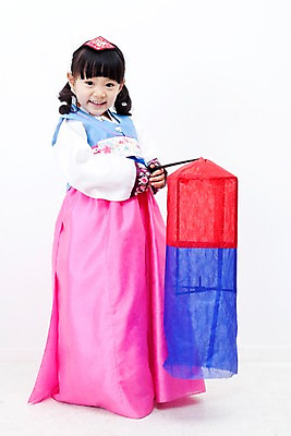 포토 JPG 전신 한국문화 한국전통 전통 라이프스타일 여자 명절 딸 문화 어린이 전통소품 한국 실내 한명 서기 미소 웃음 들기 누끼 사람 동양인 설날 추석 유치원생 한국인 자녀 전통의상 한복 청사초롱 여자만 여자한명만 어린이만 소녀한명만 국내포토 1 동양문화 기념일 아시아 가족 모션 표정 인종 내부 생활 오브젝트 초롱 소녀만 파일형식