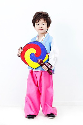 포토 JPG 전신 한국문화 한국전통 전통 라이프스타일 명절 남자 문화 아들 어린이 전통소품 한국 실내 한명 서기 미소 웃음 들기 누끼 사람 동양인 소년 설날 추석 유치원생 한국인 자녀 부채 전통의상 한복 남자만 남자한명만 어린이만 소년한명만 국내포토 1 동양문화 기념일 아시아 가족 모션 표정 인종 내부 생활 오브젝트 소년만 파일형식