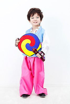 포토 JPG 전신 한국문화 한국전통 전통 라이프스타일 명절 남자 문화 아들 어린이 전통소품 한국 실내 한명 서기 들기 누끼 사람 동양인 소년 설날 추석 유치원생 한국인 자녀 부채 전통의상 한복 남자만 남자한명만 어린이만 소년한명만 국내포토 1 동양문화 기념일 아시아 가족 모션 인종 내부 생활 오브젝트 소년만 파일형식
