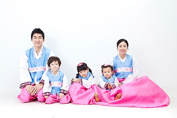 포토 JPG 전신 한국문화 한국전통 전통 라이프스타일 여자 명절 남자 딸 행복 문화 아들 어린이 가족 엄마 한국 실내 사랑 가족애 미소 웃음 누끼 사람 앉기 동양인 소년 여러명 성인 라이프 30대 설날 추석 유치원생 기쁨 한국인 자녀 아기 아빠 전통의상 한복 즐거움 다자녀 국내포토 동양문화 기념일 감정 아시아 다수 관계 모션 표정 인종 내부 생활 장년 파일형식